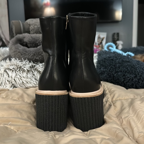 DOLCE VITA WOMENS BLACK W/TAN PIPING AROUND THE BOOT. EUC, WORN TWICE. SZ 6 - Picture 4 of 6